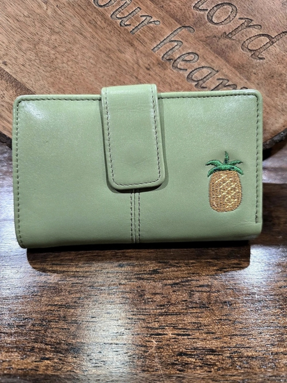 🍍Fossil Pineapple Wallet in Green. Incredible Pre-owned Condition🍍